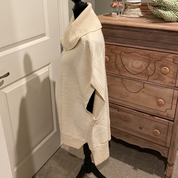 Womens BCBG sleeveless sweater, M/L - Picture 2 of 3